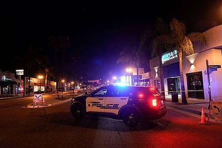 Ein Polizeifahrzeug steht in der Nähe des Tatorts. Am Rande einer Feier zum chinesischen Neujahrsfest sind im Großraum Los Angeles mindestens neun Menschen erschossen worden.