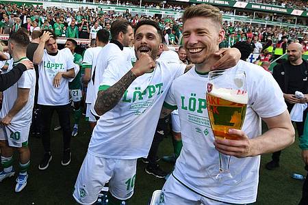 Die Werder Spieler Leonardo Bittencourt (l) und Mitchell Weiser feiern den Aufstieg.