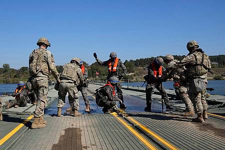 Südkoreanische und US-amerikanische Soldaten versuchen, Teile einer schwimmende Brücke bei einer gemeinsamen Militärübung von Südkorea und den USA zu verbinden.
