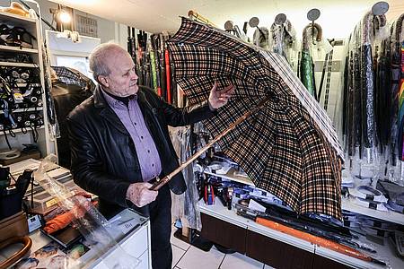 Willy Schüffler ist nach eigenen Angaben der letzte Regenschirmmacher mit Meistertitel, der in nennenswerter Stückzahl in Deutschland produziert.