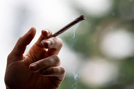 Nach Auffassung des Drogenbeauftragten  Burkhard Blienert hat die kontrollierte Freigabe von Cannabis zum Ziel, die Gesundheitsrisiken zu reduzieren.