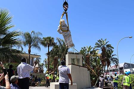 Die Statue des deutschen Kolonialherrn Curt von François ist von ihrem Platz vor der Stadt Windhuk in Namibia entfernt worden.