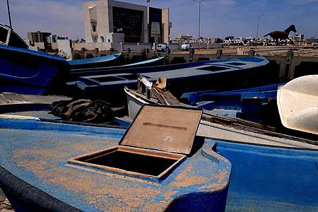 Boote liegen in der tunesischen Küstenstadt Zarzis am Strand (Archivbild).