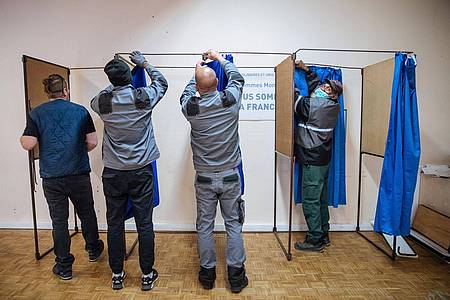 Am Sonntag wird in Frankreich gewählt - die Wahlkabinen stehen bereit.