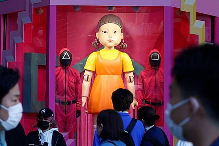 Überdimensionale Nachbildung der «Younghee»-Puppe aus der südkoreanischen Netflix-Serie «Squid Game» in Tokio.