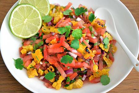 Die mexikanische Salsa mit Tomaten, Zwiebeln, Chili, Mais, frischem Koriander, Knoblauch, Cumin und Limettensaft heißt «Pico de Gallo» (Hahnenschnabel).