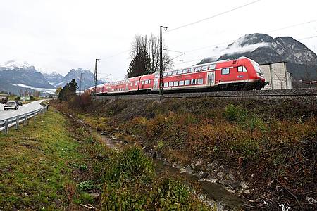 Mehr als fünf Monate nach dem Zugunglück mit fünf Toten in Garmisch-Partenkirchen nimmt die Deutsche Bahn (DB) wieder den regulären Verkehr auf der Strecke nach München auf.