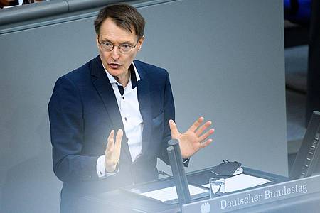 Bundesgesundheitsminister Karl Lauterbach (SPD) spricht bei der Debatte über den Etat seines Ministeriums im Deutschen Bundestag.