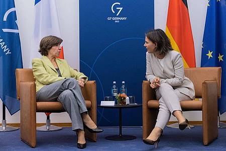 Außenministerin Annalena Baerbock im Gespräch mit der französischen Außenministerin Catherine Colonna.