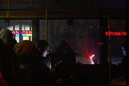Menschen fahren in der Dunkelheit in Kiew mit dem Bus. Bei einem Treffen mit der ukrainischen Militärführung hat Präsident Wolodymyr Selenskyj unter anderem über die Erfordernisse für das Land im Bereich der Energieversorgung gesprochen.