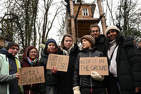 Die Klimaaktivistinnen Luisa Neubauer und Greta Thunberg stehen am dritten Tag der Räumung im von Klimaaktivisten besetzten Braunkohleort Lützerath.
