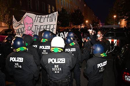Teilnehmer an der Demonstration linker Gruppen ziehen unter dem Slogan "For The Destruction of Patriarchy" in der Nähe vom Alexanderplatz durch die Innenstadt.