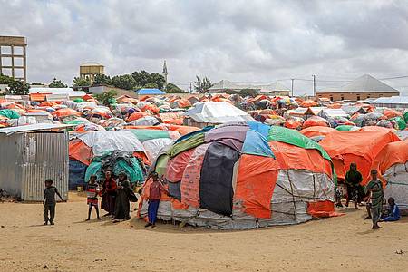 Überschwemmungen, Dürre und der steigende Meeresspiegel haben diese Kinder aus ihrer Heimat vertrieben - nun leben sie in behelfsmäßigen Unterkünften am Stadtrand von Mogadischu.
