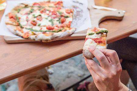 Pizza und Pinsa sind sich sehr ähnlich. Nur der Teig unterscheidet sich. Der Sauerteig einer Pinsa ruht bis zu 72 Stunden.