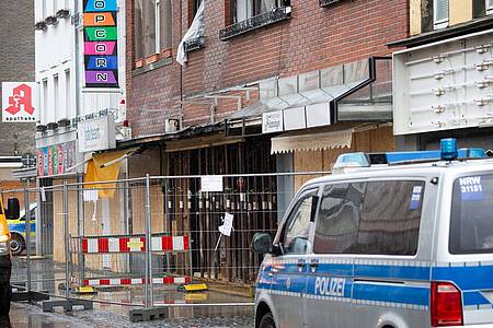 Nach der schweren Explosion in Eschweiler hat die Polizei einen tatverdächtigen Mann festgenommen.