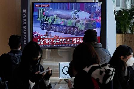 Eine Nachrichtensendung zeigt im Bahnhof von Seoul das Archivfoto einer nordkoreanischen Rakete bei einer Militärparade.