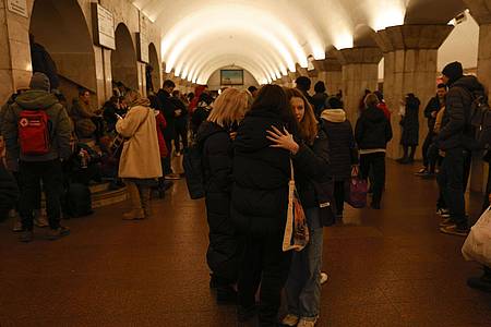 Menschen suchen an Silvester Schutz in einer U-Bahn-Station in Kiew.