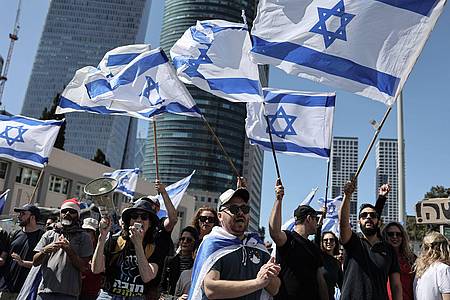 Ein landesweiter «Tag der Störung» als Protest gegen die Justizreform in Israel hat mit zahlreichen Demonstrationen und Straßensperren begonnen.