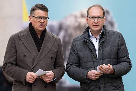 Hessens Ministerpräsident Boris Rhein (l) und CSU-Landesgruppenchef Alexander Dobrindt sind auf der Klausur in Seeon bereits im Wahlkampfmodus