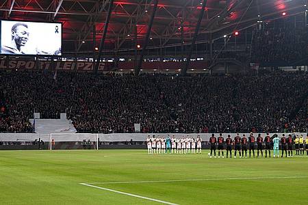 Sat.1 lockte mit dem Spiel RB Leipzig gegen Bayern München an die Bildschirme. Das Spiel begann mit einer Schweigeminute für den verstorbenen Pelé.