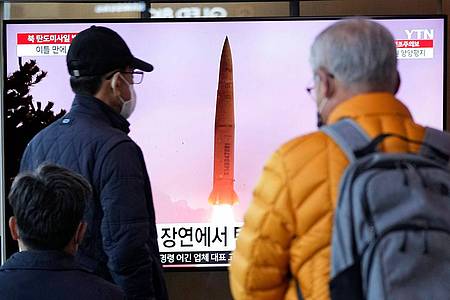 Im Bahnhof von Seoul zeigt ein Bildschirm eine Nachrichtensendung mit Archivbildern eines nordkoreanischen Raketenstarts.