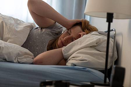 Wer im Schlaf um sich schlägt, ist möglicherweise von einer REM-Schlaf-Verhaltensstörung betroffen.