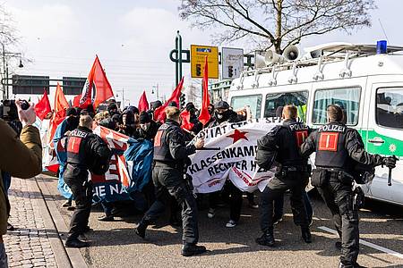 Polizisten setzen in Offenburg Schlagstöcke gegen Demonstranten ein.