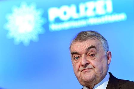Herbert Reul (CDU), Innenminister von Nordrhein-Westfalen, spricht von bereits aufgespürten illegalen Geldströmen in dreistelliger Millionenhöhe.