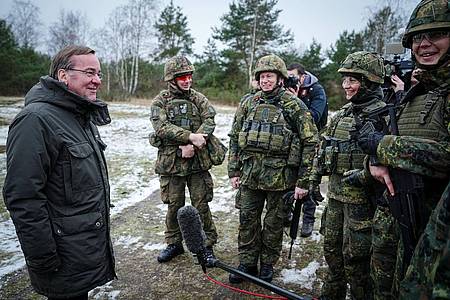 Verteidigungsminister Boris Pistorius mit Soldaten bei seinem Antrittsbesuch bei der Bundeswehr auf dem Truppenübungsplatz Altengrabow.