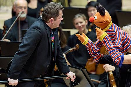 Dirigent David Claessen im Gespräch mit Ernie während des Familienkonzerts im Großen Saal der Elbphilharmonie.