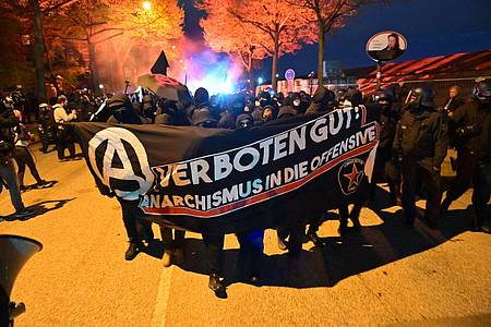 Teilnehmer der Demonstration unter dem Motto «Verboten gut - Anarchismus in die Offensive - Anarchistischer 1. Mai» in Hamburg.