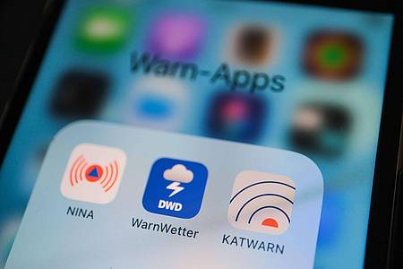 Sollen auf eine Gefahr hinweisen: Die NINA Warn-App, das WarnWetter vom DWD und die Katwamrn-App.
