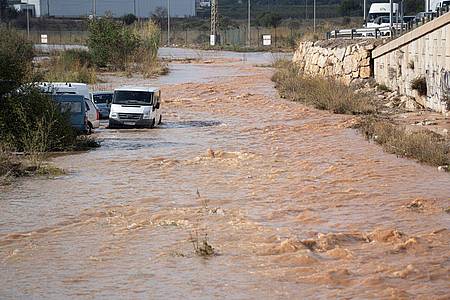 Ein überschwemmter Abschnitt der Ostautobahn in Valencia im Osten Spaniens.