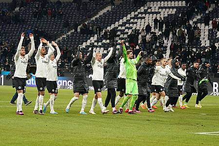 Eintracht Frankfurt ist nach dem 3:0-Sieg gegen den FC Schalke 04 der erste Bayern-Verfolger in der Liga.