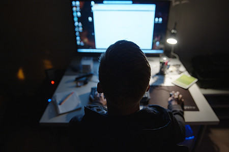 Maximilian Schmidt, der Protagonist der Doku Shiny Flakes, sitzt im Dunkeln vor seinem PC. 