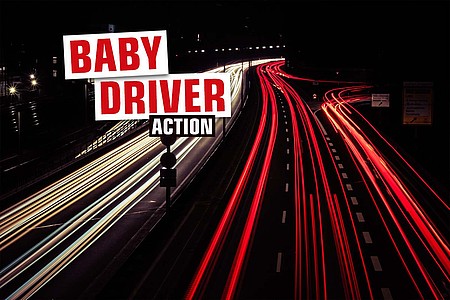 Straße im Dunkeln mit Aufschrift Baby Driver