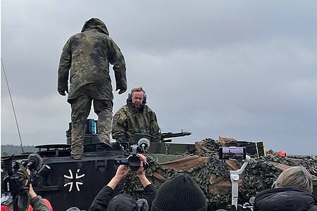 Verteidigungsminister Pistorius im Panzer