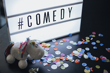 Lightbox mit der Schrift "Comedy"