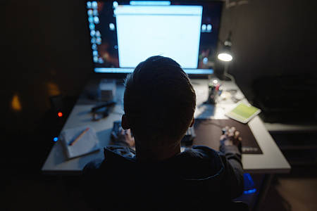 Hauptdarsteller von Shiny_Flakes sitzt im Dunkeln vor seinem PC