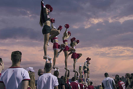 Mehrere Cheerleader machen Stunts