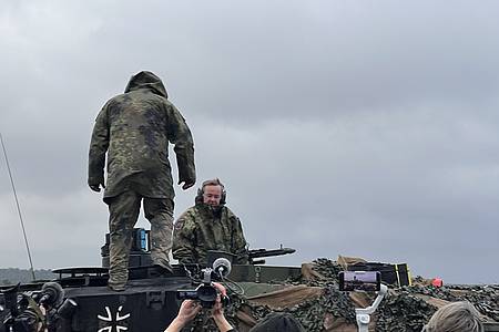 Bundesverteidigungsminister im Panzer Leopard 2