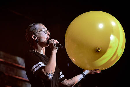 Frau hält Luftballon in der Hand