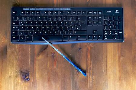 Zauberstab liegt an Tastatur