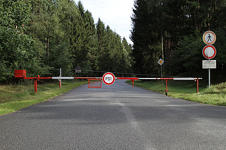 Geschlossene Schranke einer Durchgangsstraße in der Senne
