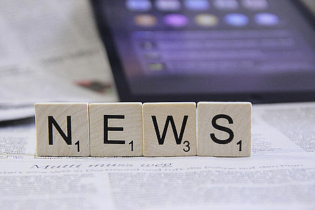"News" geschrieben in Scrabble-Buchstaben