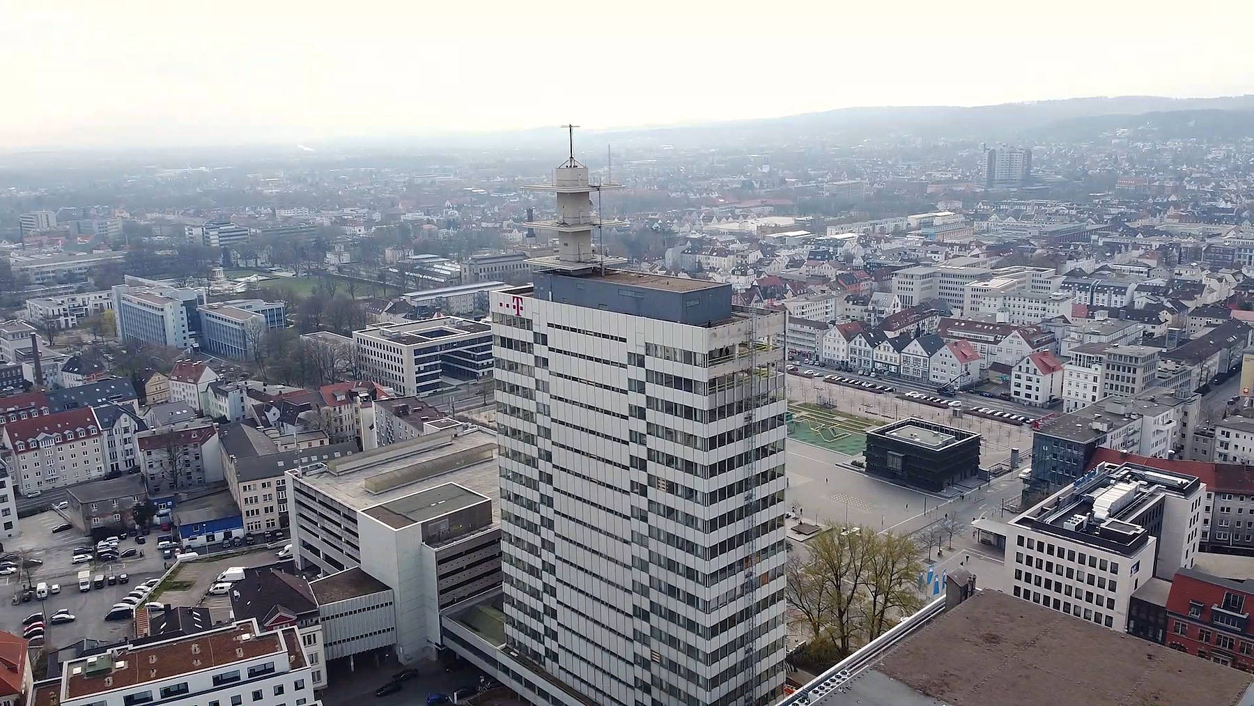 Blick auf das Telekomgebäude und über die Innenstadt von Bielefeld